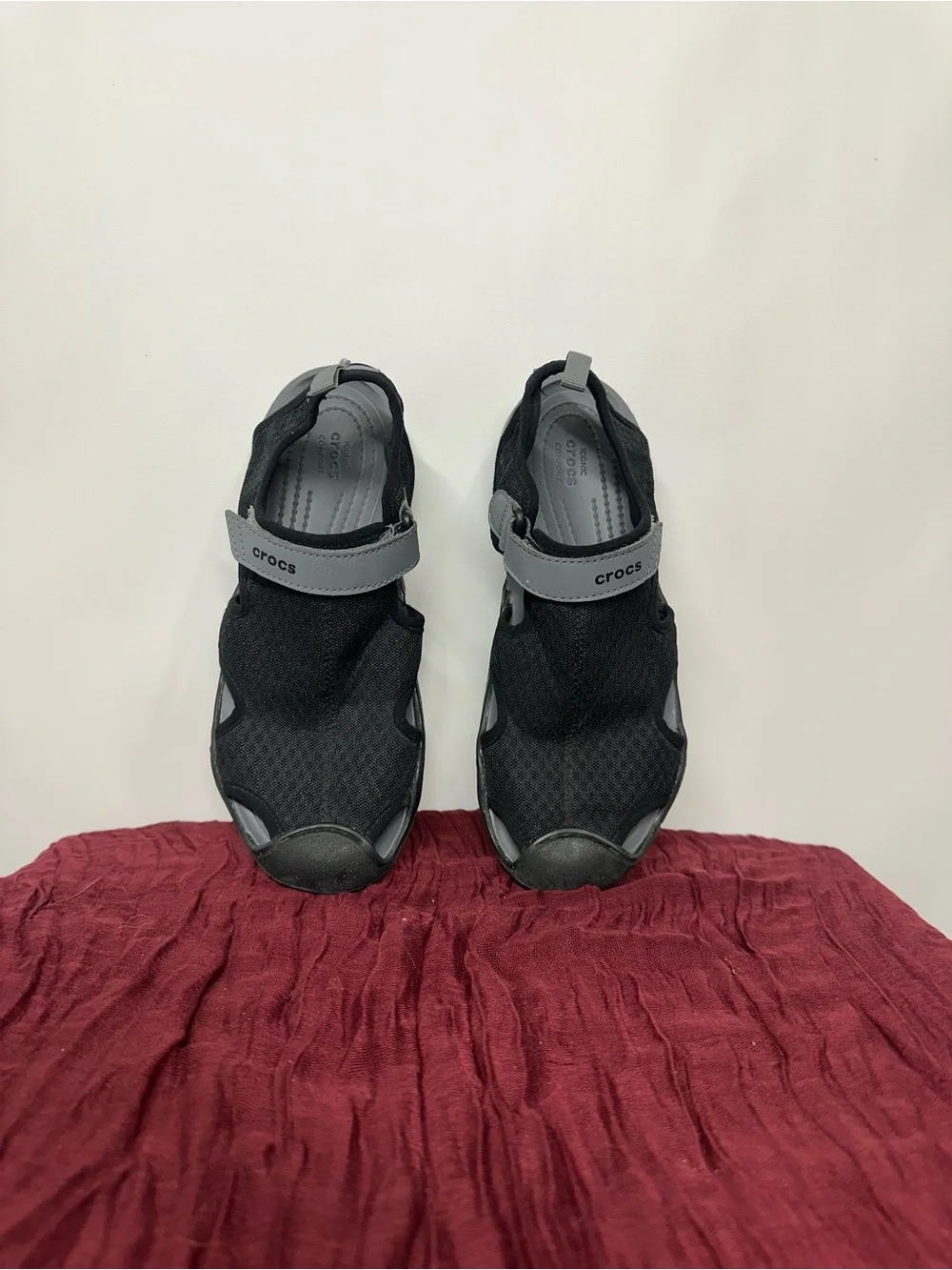 CROCS Men's Black and Gray Athletic Sandal- W7